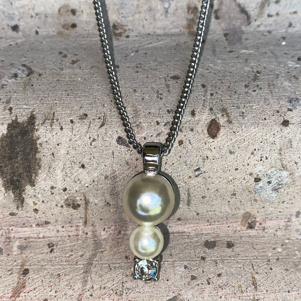 Necklace with Pearls in a  Rhodium plated chain